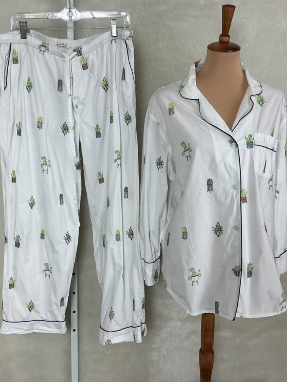 Printfresh Long Sleeve Pajama Top & Pants White Embroidered Green Houseplants L